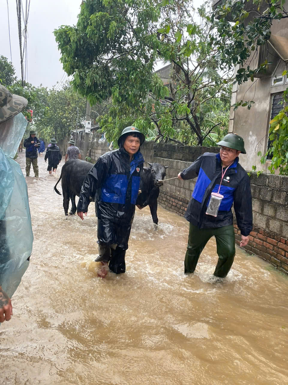   Lực lượng vũ trang huyện Kim Động sát cánh cùng nhân dân chống lũ